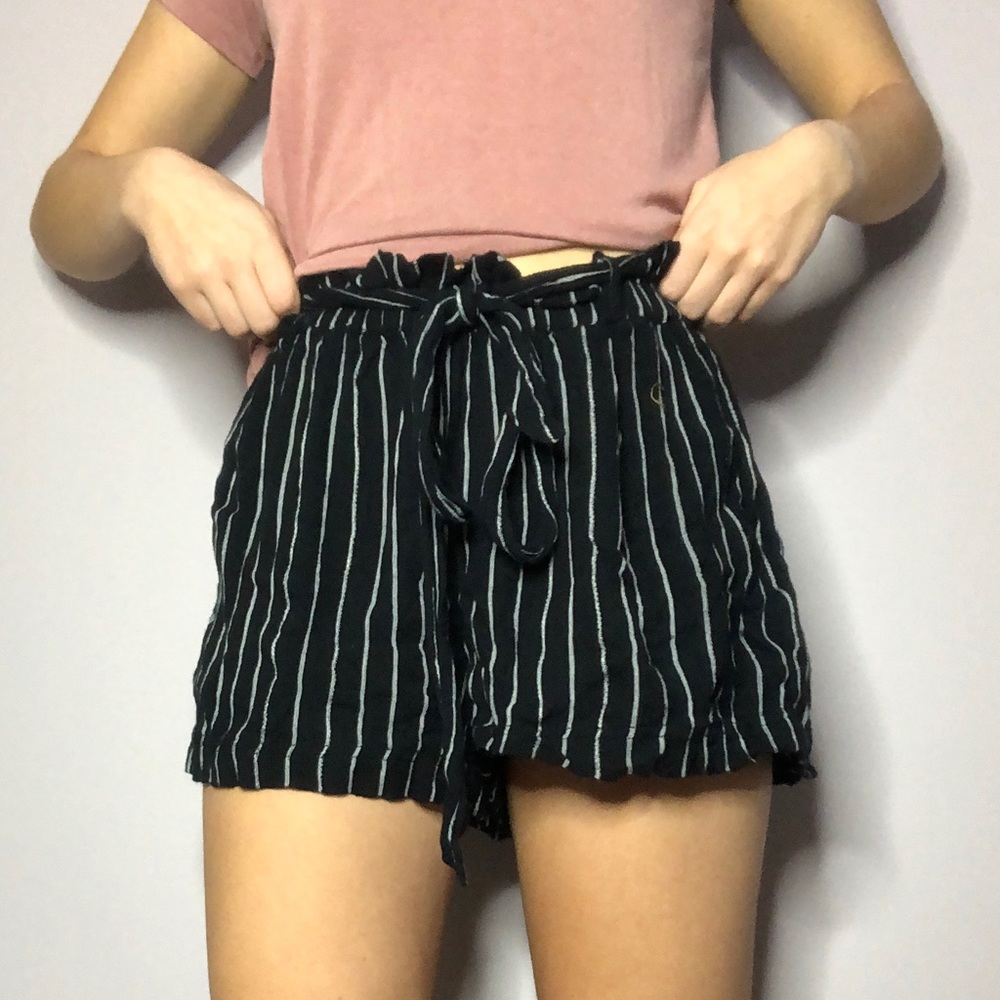 Flowery shorts with a tie belt waist
